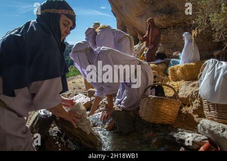 Motril, Granada, Spanien, 23. Dezember 2018: Nachbildung einer Weihnachtskrippe im Anbau von Motril de Tablones. Als nächstes waschen sich Frauen in einem Bach Stockfoto