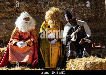 Motril, Granada, Spanien, 23. Dezember 2018: Nachbildung einer Weihnachtskrippe im Anbau von Motril de Tablones. Magi aus dem Osten Stockfoto