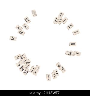Runen um ethnische Muster. Runenalphabet, Futhark. Alte nordische okkulte Symbole, schwarze wikinger Buchstaben auf brauner, rune Schrift. Design für Stoff, Wand Stock Vektor