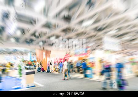 Generischer Messestand mit verschwommener Zoom-Unschärfe - Konzept des geschäftlichen Social Gathering für den internationalen Austausch von Meetings Stockfoto