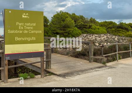 SA Rapita, Spanien; 07 2021. oktober: Willkommensschild zum Naturpark Es Trenc Salobrar de Campos, geschrieben in katalanischer Sprache. Insel Mallorca, Spai Stockfoto