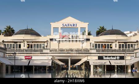 Beliebtes Einkaufsviertel im Süden der Insel Teneriffa mit Restaurants, Bars, Veranstaltungsorten und großem stillem Brunnen, Las Americas, Teneriffa Stockfoto