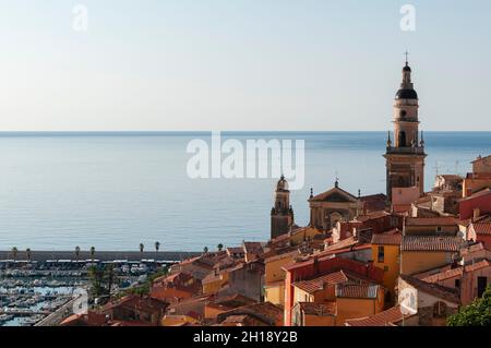 Blick auf die Kirche Saint Michel und die Altstadt von Menton. Menton, Provence Alpes Cote d'Azur, Frankreich. Stockfoto