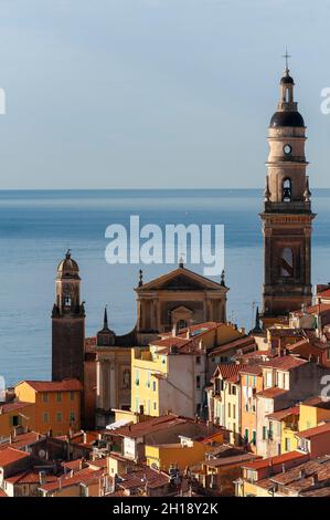 Blick auf die Kirche Saint Michel und die Altstadt von Menton. Menton, Provence Alpes Cote d'Azur, Frankreich. Stockfoto