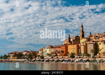 Die Kirche Saint Michel und die Altstadt von Menton. Menton, Provence Alpes Cote d'Azur, Frankreich. Stockfoto