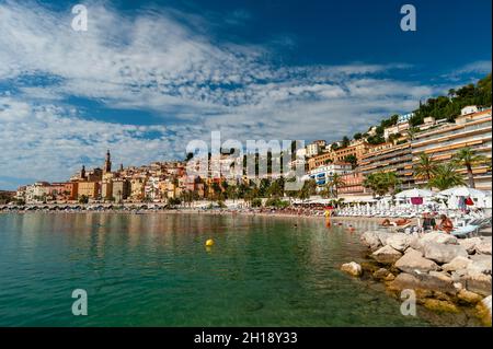 Sablettes Strand, Saint Michel Kirche und die Altstadt von Menton. Menton, Provence Alpes Cote d'Azur, Frankreich. Stockfoto