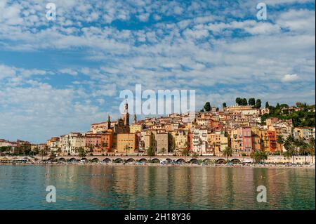 Sablettes Strand, Saint Michel Kirche und die Altstadt von Menton. Menton, Provence Alpes Cote d'Azur, Frankreich. Stockfoto