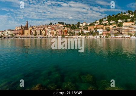 Sablettes Strand, Saint Michel Kirche und die Altstadt von Menton. Menton, Provence Alpes Cote d'Azur, Frankreich. Stockfoto