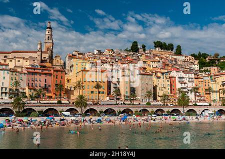 Sablettes Strand, Saint Michel Kirche und die Altstadt von Menton. Menton, Provence Alpes Cote d'Azur, Frankreich. Stockfoto