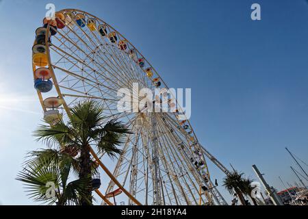 Le Barcares, Frankreich. August 2021. Riesenrad am Hafen von Le Barcarès am 31. August 2021. Stockfoto