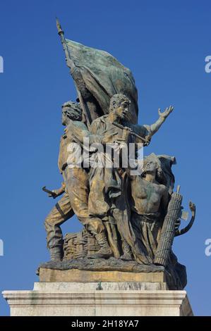 Eine von mehreren Bronzestatuen, die sich vor Altare della Patria befinden, auch bekannt als Vittoriano, die vom italienischen Bildhauer Francesco Jerace geschaffen wurden Stockfoto