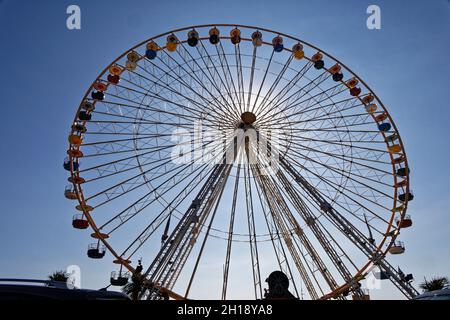 Le Barcares, Frankreich. August 2021. Riesenrad am Hafen von Le Barcarès am 31. August 2021. Stockfoto