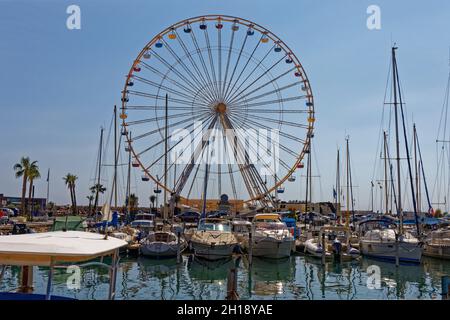 Le Barcares, Frankreich. August 2021. Riesenrad am Hafen von Le Barcarès am 31. August 2021. Stockfoto