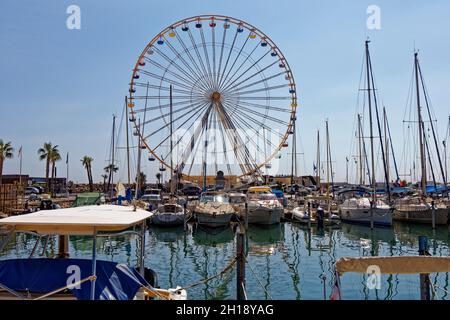 Le Barcares, Frankreich. August 2021. Riesenrad am Hafen von Le Barcarès am 31. August 2021. Stockfoto