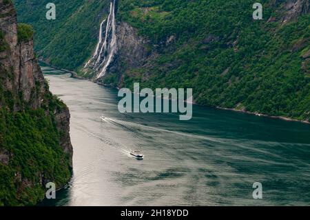 Ein Kreuzschiff fährt am Geirangerfjord vorbei an den Wasserfällen der Seven Sisters. Geirangerfjord, Norwegen. Stockfoto