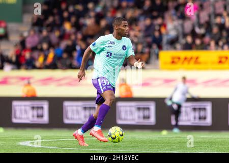 Farum, Dänemark. Oktober 2021. Raphael Onyedika (37) vom FC Midtjylland beim 3F Superliga-Spiel zwischen dem FC Nordsjaelland und dem FC Midtjylland in Right to Dream Park in Farum, Dänemark. (Foto: Gonzales Photo/Alamy Live News Stockfoto