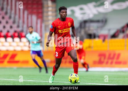 Farum, Dänemark. Oktober 2021. Maxwell Woledzi (3) aus dem FC Nordsjaelland wurde während des 3F Superliga-Spiels zwischen dem FC Nordsjaelland und dem FC Midtjylland in Right to Dream Park in Farum, Dänemark, gesehen. (Foto: Gonzales Photo/Alamy Live News Stockfoto