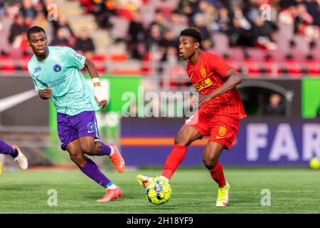 Farum, Dänemark. Oktober 2021. Abu Francis (14) aus dem FC Nordsjaelland beim 3F Superliga-Spiel zwischen dem FC Nordsjaelland und dem FC Midtjylland in Right to Dream Park in Farum, Dänemark. (Foto: Gonzales Photo/Alamy Live News Stockfoto