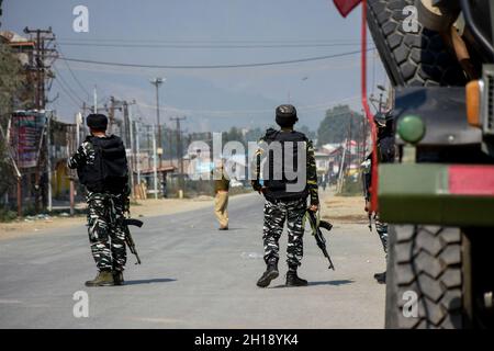 Srinagar, Indisch Verwaltetes Kaschmir. 16. Oktober 2021: Indische paramilitärische Truppen stehen am 16. Oktober 2021 auf einer verlassenen Straße während einer Waffenschlacht zwischen indischen Streitkräften und Militanten im Pampore-Gebiet des Pulwama-Distrikts südlich von Srinagar, dem von Indien verwalteten Kaschmir, in Alarmbereitschaft. Zwei Militante wurden bei der Schießerei getötet, vier Wohnhäuser wurden jedoch beschädigt, von denen eines von indischen Truppen geblasen wurde. Kredit: ZUMA Press, Inc./Alamy Live Nachrichten Stockfoto