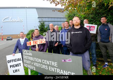 Mitarbeiter des Vertriebszentrums der Clarks Shoe Fabrik in Somerset protestieren gegen die Praktiken, die sie als „Feuer und Wiederanstellung“ bezeichnen. Seit dem 4. Oktober streiken sie. Die Arbeitnehmer werden von der Gewerkschaft der Gemeinschaft unterstützt. Clarks gehört der in Hongkong ansässigen Venture Capital-Gesellschaft Lionrock Stockfoto