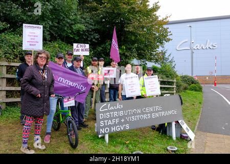 Mitarbeiter des Vertriebszentrums der Clarks Shoe Fabrik in Somerset protestieren gegen die Praktiken, die sie als „Feuer und Wiederanstellung“ bezeichnen. Seit dem 4. Oktober streiken sie. Die Arbeitnehmer werden von der Gewerkschaft der Gemeinschaft unterstützt. Clarks gehört der in Hongkong ansässigen Venture Capital-Gesellschaft Lionrock Stockfoto