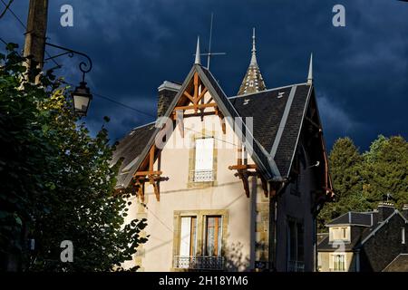 La Bourboule, Frankreich. August 2021. Alter Pavillon unter stürmischem Himmel in La Bourboule am 24. August 2021 in Frankreich. Stockfoto