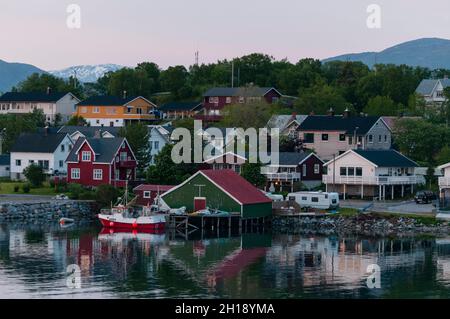 Bunt bemalte Häuser in der Küstenstadt Broennoysund spiegeln den Hafen wider. Broennoysund, Bronnoy, Nordland, Norwegen. Stockfoto