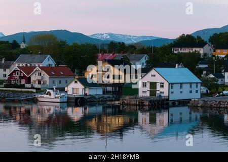 Bunt bemalte Häuser in der Küstenstadt Broennoysund spiegeln den Hafen wider. Broennoysund, Bronnoy, Nordland, Norwegen. Stockfoto