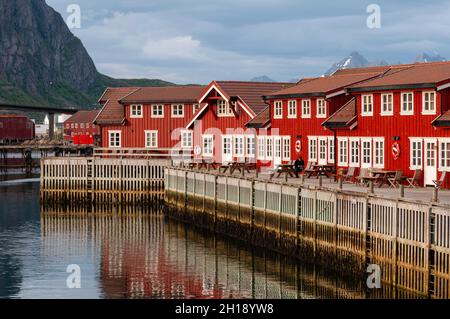 Hell gestrichene Gebäude im Fischerdorf Svolvaer spiegeln die Hafengewässer wider. Svolvaer, Austvagoya Island, Lofoten, Norwegen. Stockfoto