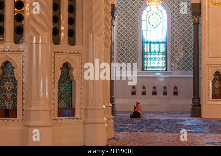 Der Gebetsraum der Männer in der Großen Moschee des Sultans Qaboos. Sultan-Qaboos-Moschee, Maskat, Oman. Stockfoto