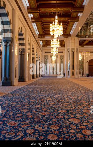 Der Gebetsraum der Männer in der Großen Moschee des Sultans Qaboos. Sultan-Qaboos-Moschee, Maskat, Oman. Stockfoto