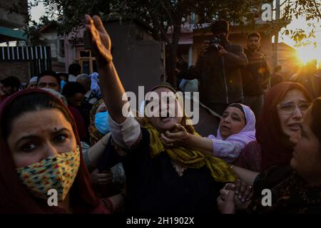 Srinagar, Indisch Verwaltetes Kaschmir. 16. Oktober 2021: Kashmiri-Frauen heulen am 16. Oktober 2021 in der Nähe der Waffenschlacht im Pampore-Gebiet des Pulwama-Distrikts südlich von Srinagar, dem von Indien verwalteten Kaschmir. Zwei Militante wurden bei der Schießerei mit indischen Streitkräften getötet, vier Wohnhäuser wurden jedoch beschädigt, von denen eines von indischen Streitkräften geblasen wurde. Kredit: ZUMA Press, Inc./Alamy Live Nachrichten Stockfoto