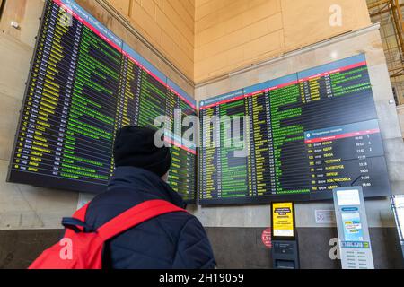 Moskau, Russland – 20. Februar. 20201. Ein Teenager mit Rucksack schaut sich den Fahrplan am Bahnhof Kasansky an Stockfoto