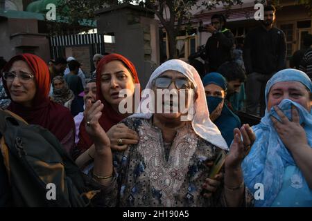 Srinagar, Indisch Verwaltetes Kaschmir. 16. Oktober 2021: Kashmiri-Frauen heulen am 16. Oktober 2021 in der Nähe der Waffenschlacht im Pampore-Gebiet des Pulwama-Distrikts südlich von Srinagar, dem von Indien verwalteten Kaschmir. Zwei Militante wurden bei der Schießerei mit indischen Streitkräften getötet, vier Wohnhäuser wurden jedoch beschädigt, von denen eines von indischen Streitkräften geblasen wurde. Kredit: ZUMA Press, Inc./Alamy Live Nachrichten Stockfoto