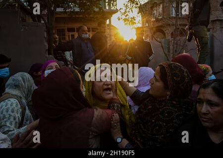 Srinagar, Indisch Verwaltetes Kaschmir. 16. Oktober 2021: Kashmiri-Frauen heulen am 16. Oktober 2021 in der Nähe der Waffenschlacht im Pampore-Gebiet des Pulwama-Distrikts südlich von Srinagar, dem von Indien verwalteten Kaschmir. Zwei Militante wurden bei der Schießerei mit indischen Streitkräften getötet, vier Wohnhäuser wurden jedoch beschädigt, von denen eines von indischen Streitkräften geblasen wurde. Kredit: ZUMA Press, Inc./Alamy Live Nachrichten Stockfoto