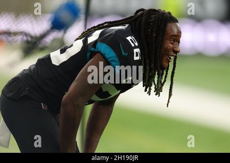 London, Großbritannien. 17. Oktober 2021; Tottenham Hotspur Stadium, London, England; NFL UK Series, Miami Dolphins gegen Jacksonville Jaguars; Jacksonville Jaguars Defensive Back Shaquill Griffin (26) feiert den Sieg gegen die Miami Dolphins Credit: Action Plus Sports Images/Alamy Live News Stockfoto