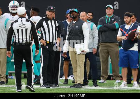 London, Großbritannien. 17. Oktober 2021; Tottenham Hotspur Stadium, London, England; NFL UK Series, Miami Dolphins versus Jacksonville Jaguars; Miami Dolphins Cheftrainer Brian Flores fordert eine Entscheidung, die überprüft werden muss Kredit: Action Plus Sports Images/Alamy Live News Stockfoto
