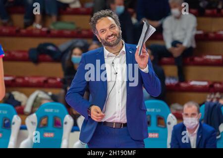 Pala Igor Gorgonzola, Novara, Italien, 17. Oktober 2021, Stefano Lavarini (Cheftrainer Igor Gorgonzola Novara) während Igor Gorgonzola Novara gegen VBC ePiu Casalmaggiore - Volleyball Italienische Serie A1 Frauenspiel Credit: Live Media Publishing Group/Alamy Live News Stockfoto