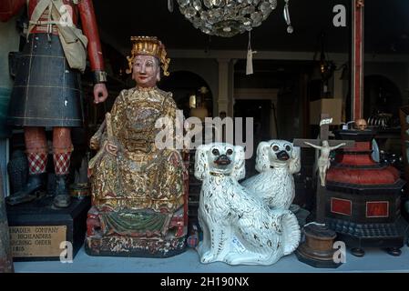 Antiquitäten im Fenster eines Antiquitätenladens in der Dundas Street, New Town, Edinburgh, Schottland, Großbritannien. Stockfoto