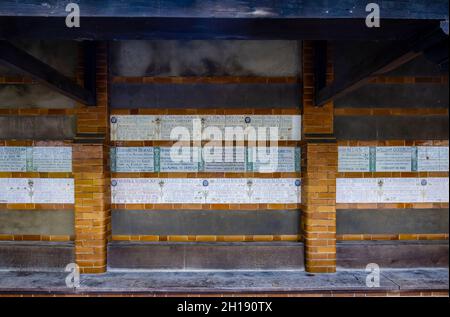 Geflieste Widmungsplakate mit Tribut an tapfere, lebensrettende Helden im Watts Memorial to Heroic Self Sacrifice im Postman's Park in London EC1 Stockfoto