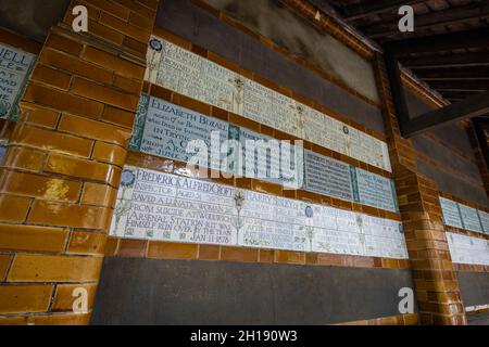 Geflieste Widmungsplakate mit Tribut an tapfere, lebensrettende Helden im Watts Memorial to Heroic Self Sacrifice im Postman's Park in London EC1 Stockfoto