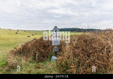 Namensschild des National Trust Ortes für Sheringham Park, Freiflächen und Felder in Weybourne an der Nordküste von Norfolk, East Anglia, England Stockfoto