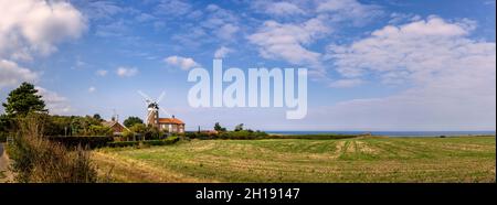 Eine alte Klippenwindmühle wurde in Weybourne an der Nordküste von Norfolk, East Anglia, England, zu einem Wohnhaus und angrenzenden Feldern umgebaut Stockfoto