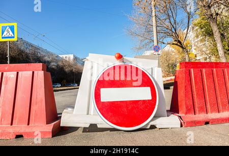 Straßenbaustelle Verkehrsschild an der Stadtstraße, Stoppschild! Straße im Bau. Fahrbahn gesperrt Stockfoto