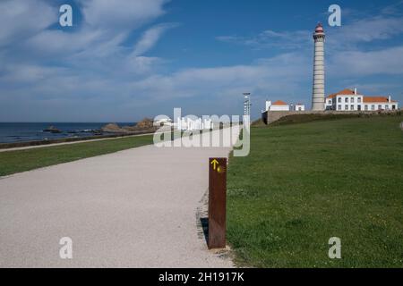 Blick auf die Promenade von Leca da Palmeira, Richtungsanzeiger Camino de Santiago, der Portugiesische Küstenweg, Porto, Portugal. Stockfoto