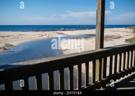 Blick auf Atlantica von der alten hölzernen Langobardenbrücke in Labruge, Vila do Conde, Portugal. Stockfoto