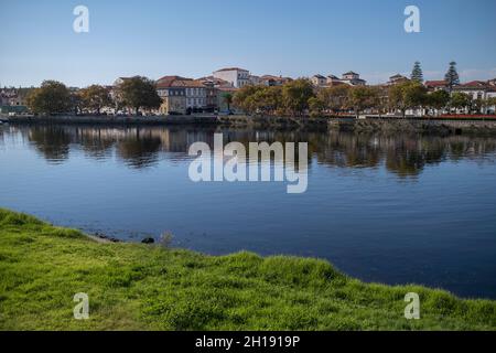 Blick auf den Fluss Ave in Vila do Conde, Porto, Portugal. Stockfoto