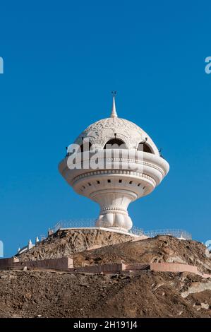 Ein Aussichtsturm in Form eines Weihrauchbrenners. Muscat, Oman. Stockfoto