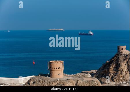 Handelsschiffe ankerten vor der Küste des Stadtteils Mutthra. Mutthra District, Maskat, Oman. Stockfoto