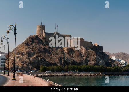 Eine Festung mit Blick auf Mutthra, Maskat. Mutthra District, Maskat, Oman. Stockfoto